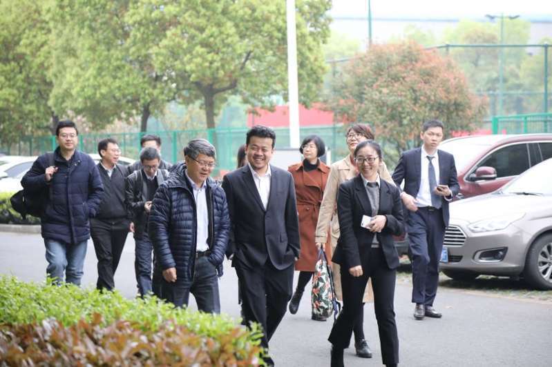 1——圖為徐彬總經(jīng)理陪同臧副校長(zhǎng)（前左一）實(shí)地參觀一景.JPG